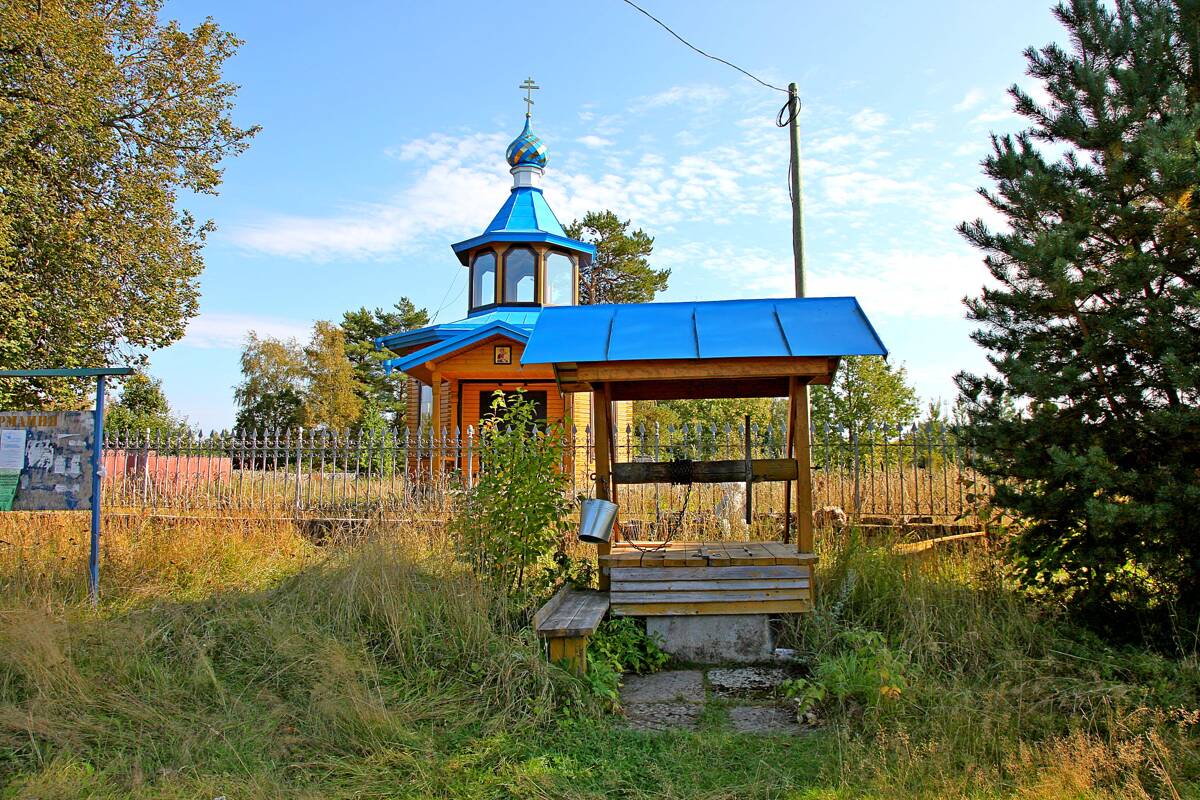 Часовня Тихвинской иконы Божией Матери, Немятово (Волховский район, Ленинградская область). дополнительная информация, Колодец за забором перед часовней 
