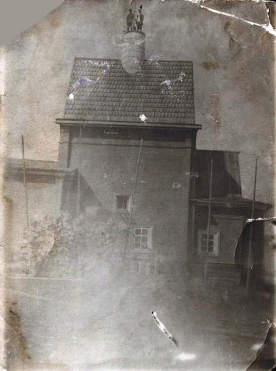 Церковь Илии Пророка, Азаполье (Мезенский район, Архангельская область). архивная фотография, Разборка церкви в 1930-е годы. Из публикации АОНБ им. Добролюбова.