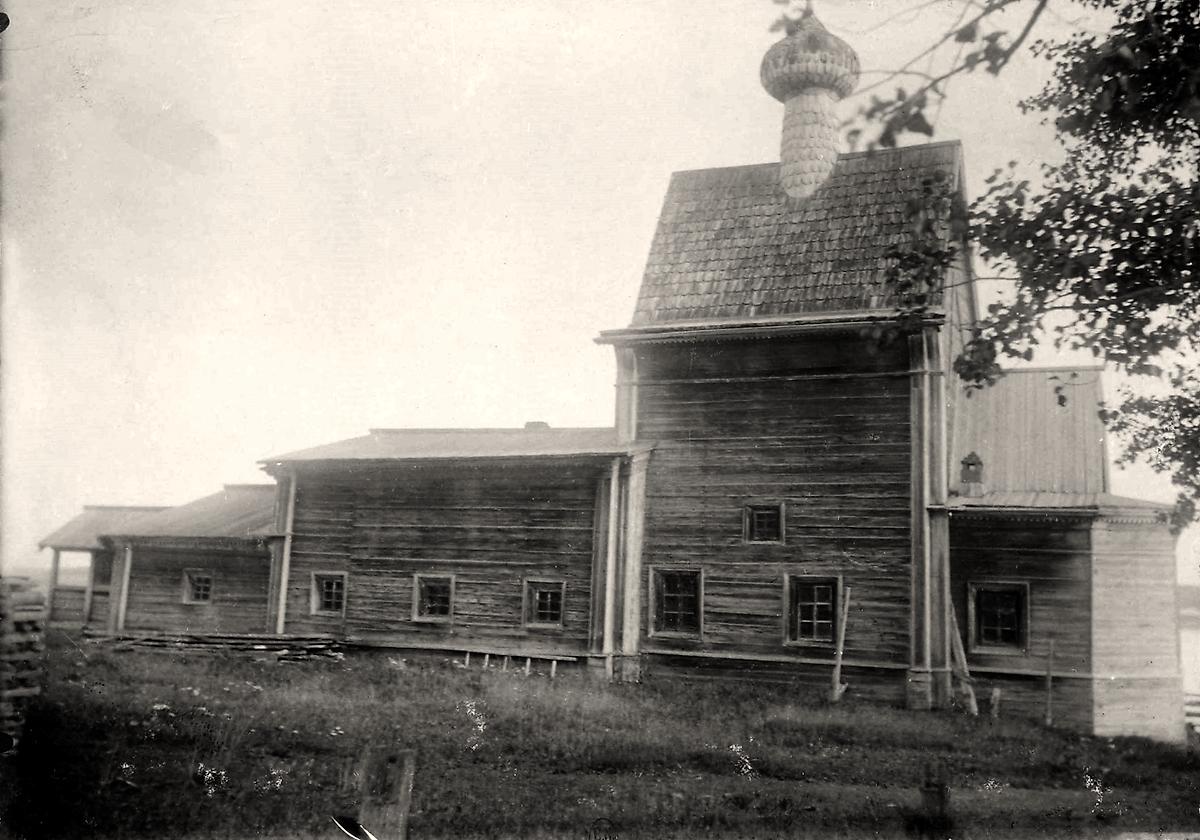 Вид с юга. Фото Н.А. Шабунина, 1904 г.  Национальная библиотека Франции, архивная фотография. Церковь Илии Пророка, Азаполье (Мезенский район, Архангельская область)