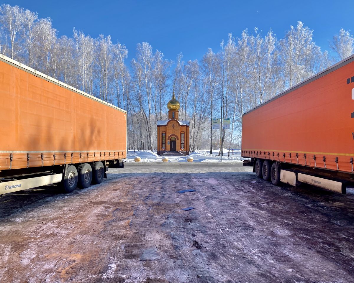 Часовня Николая Чудотворца, Крутинка (Крутинский район, Омская область). дополнительная информация, Вид со стоянки автотранспорта
