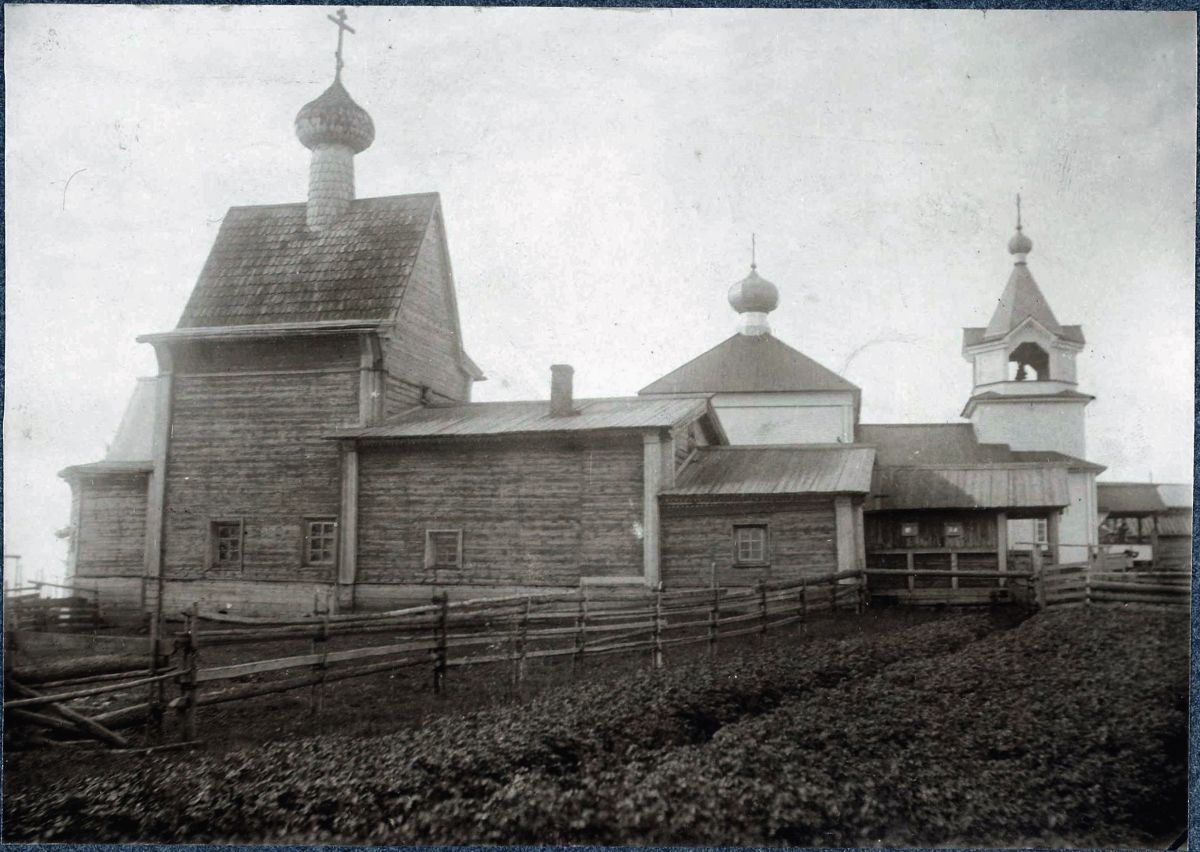 Храмовый комплекс. Церкви Илии Пророка и Николая Чудотворца, Азаполье (Мезенский район, Архангельская область). архивная фотография, Слева Ильинская церковь , справа Никольская. Фото Н.А. Шабунина до 1906 г. , архив BNF