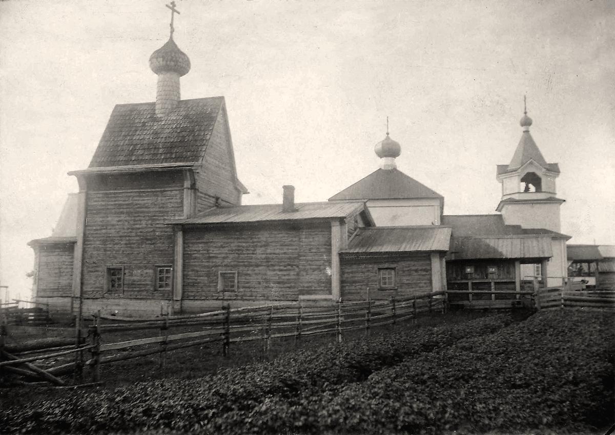 Слева Ильинская церковь  справа Никольская.  Фото Н.А. Шабунина, 1904 г.  Национальная библиотека Франции, архивная фотография. Храмовый комплекс Азапольского прихода, Азаполье (Мезенский район, Архангельская область)