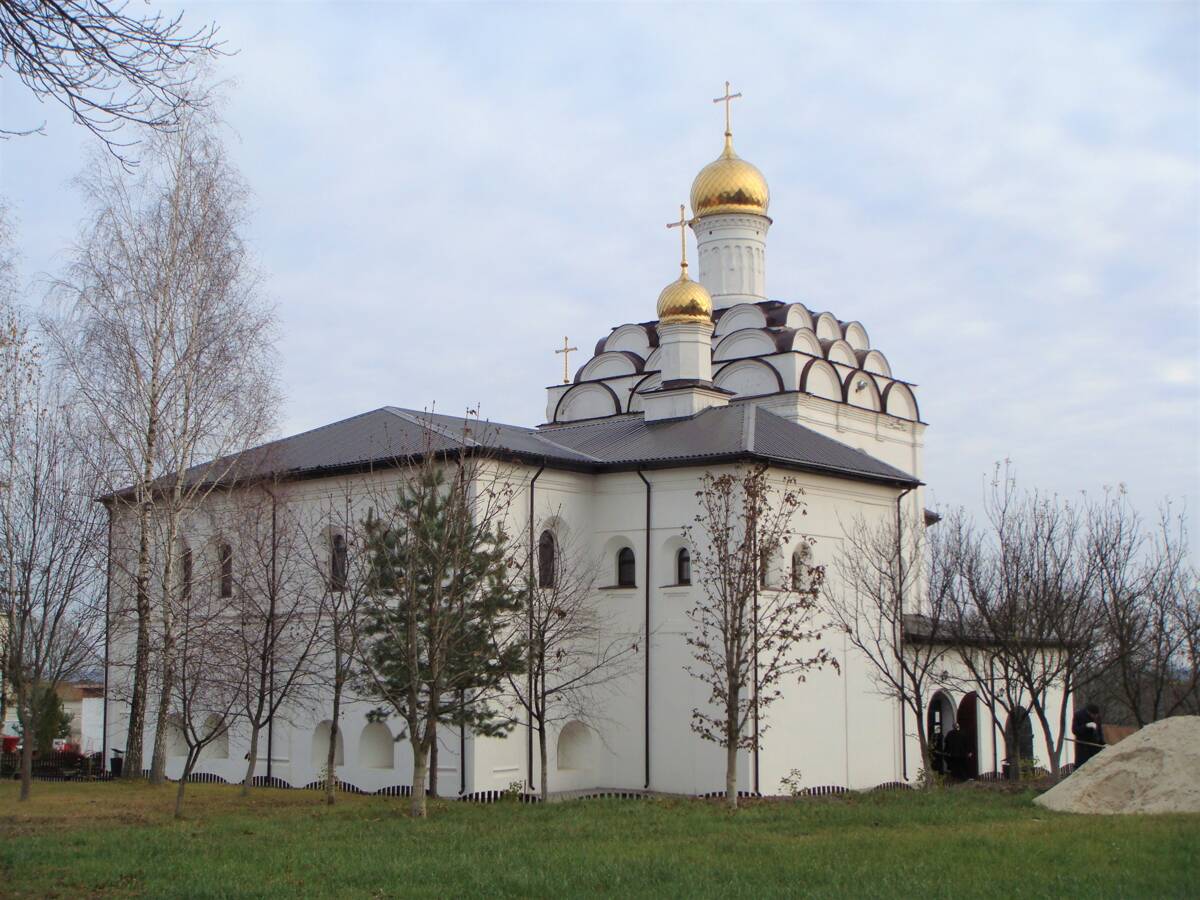 Свенский Успенский монастырь. Церковь Антония и Феодосия Печерских (новая), Супонево (Брянский район, Брянская область). общий вид в ландшафте