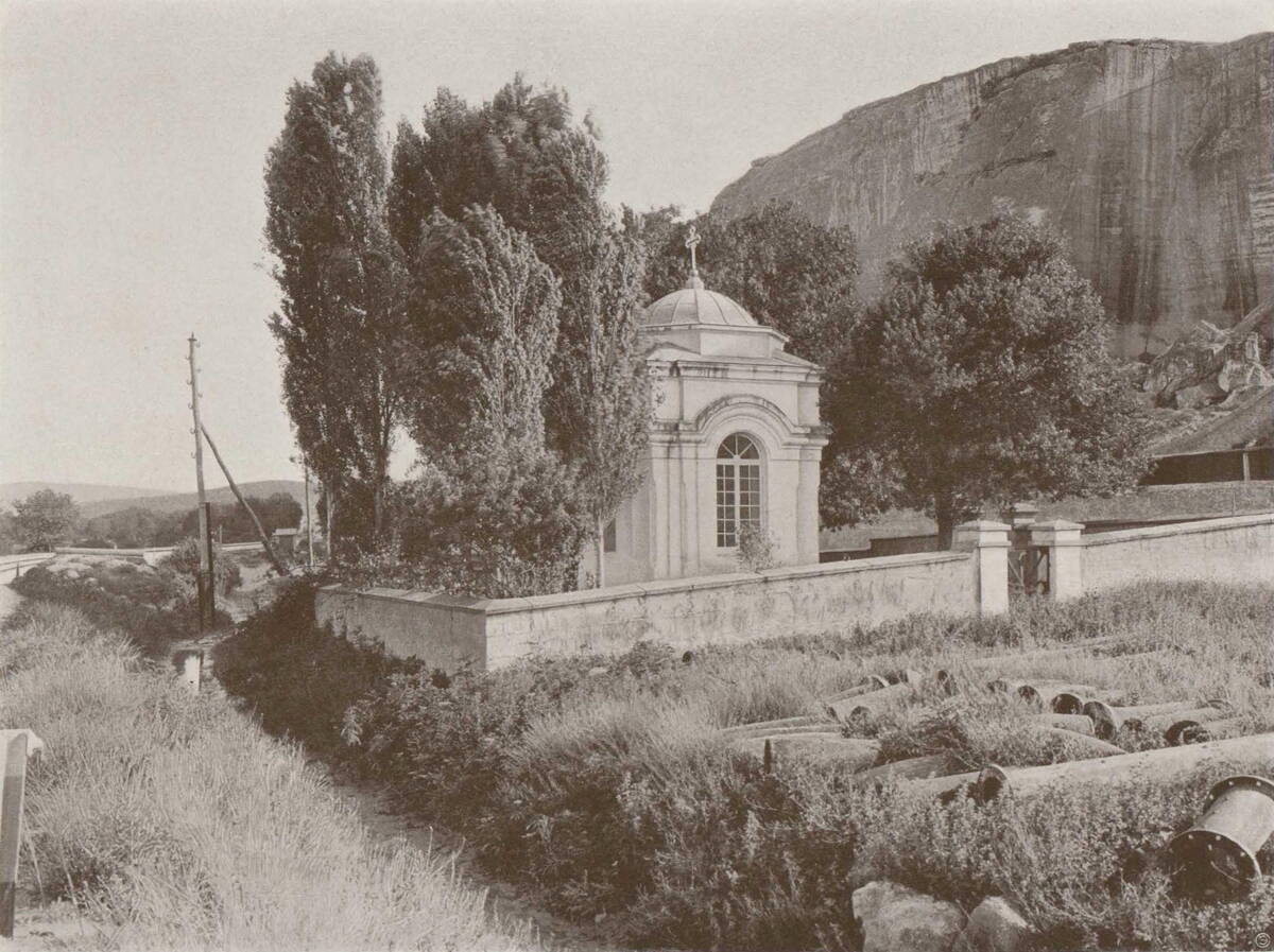 Инкерман. Часовня в память павших в Инкерманском сражении. архивная фотография, Фото из книги 