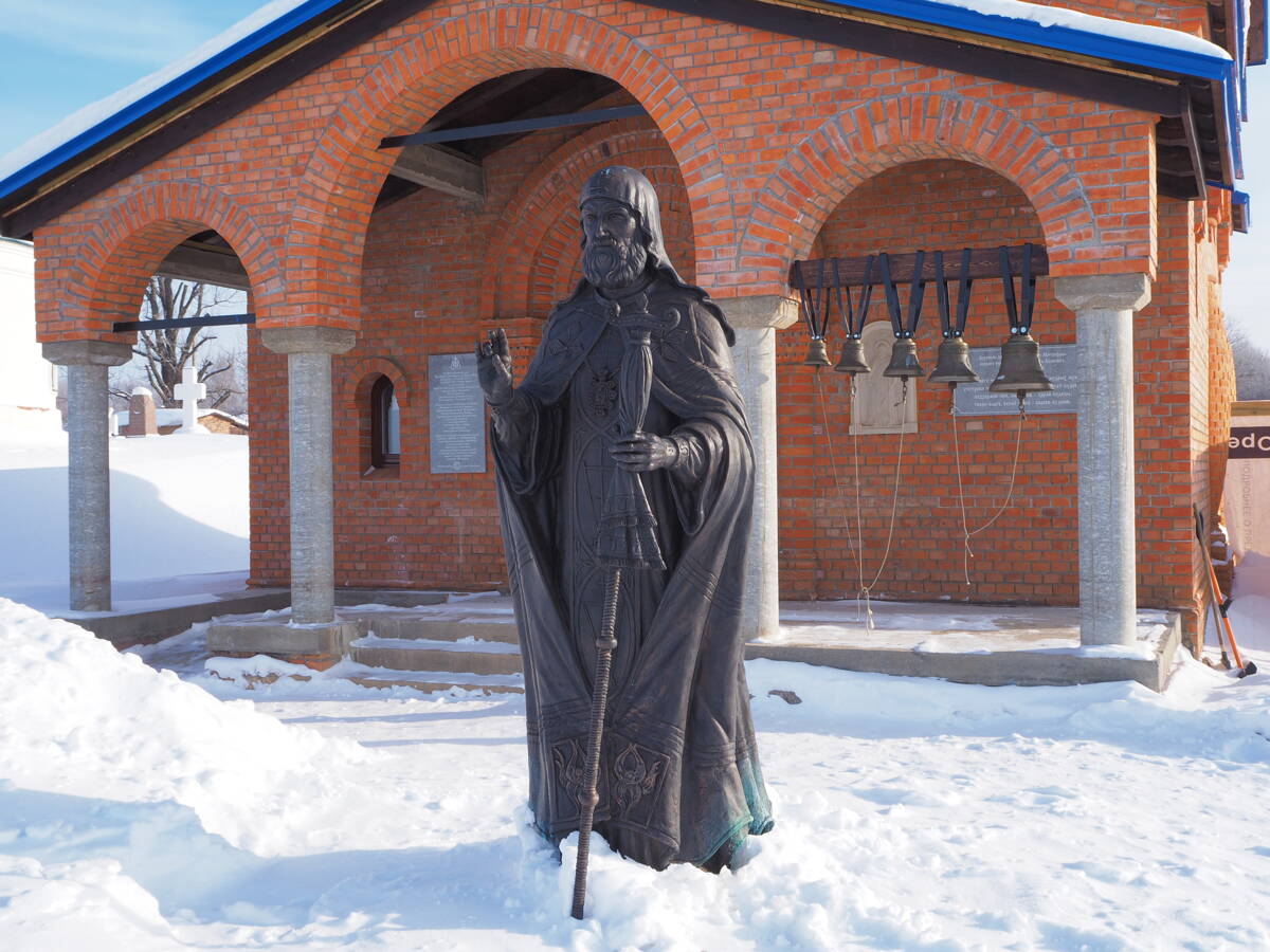 Церковь Митрофана Воронежского, Никола-на-Мере (Заволжский район, Ивановская область). дополнительная информация, Памятник Митрофану Воронежскому работы скульптора Анастасии Клыковой