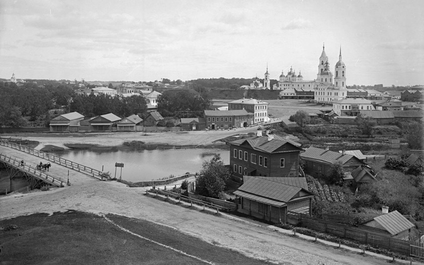 Кашин. Храмовый комплекс. Соборы Успения Пресвятой Богородицы и Воскресения Христова. архивная фотография, «Альбом ‘Волга от истока до Каспия’» Общий вид города Кашин.Фото 1894г.