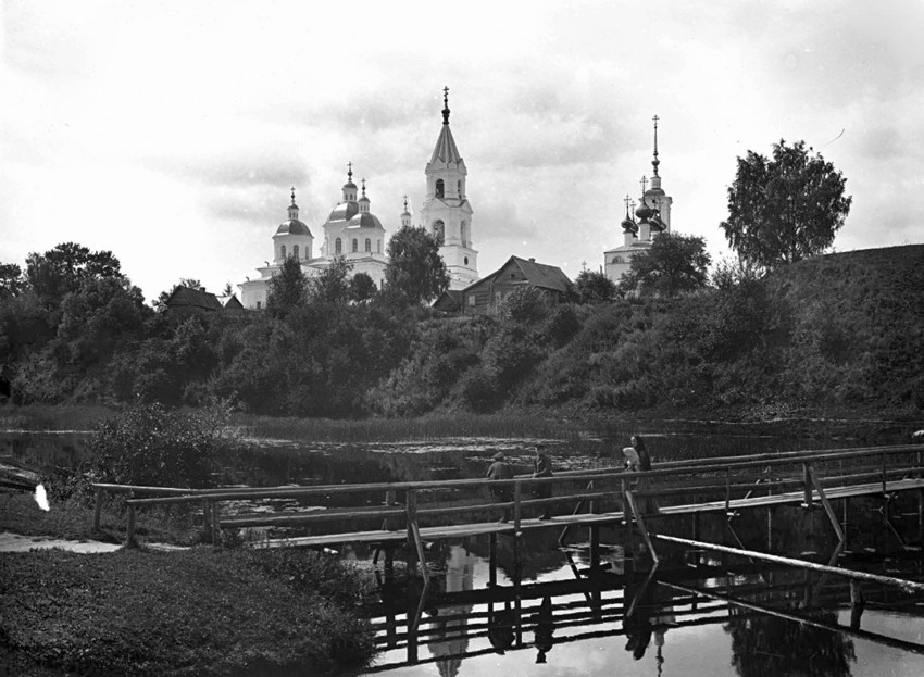 Кашин. Храмовый комплекс. Соборы Успения Пресвятой Богородицы и Воскресения Христова. архивная фотография, 1894 г.«Альбом ‘Волга от истока до Каспия’» http://andcvet.narod.ru/Volga/01/asd139.html