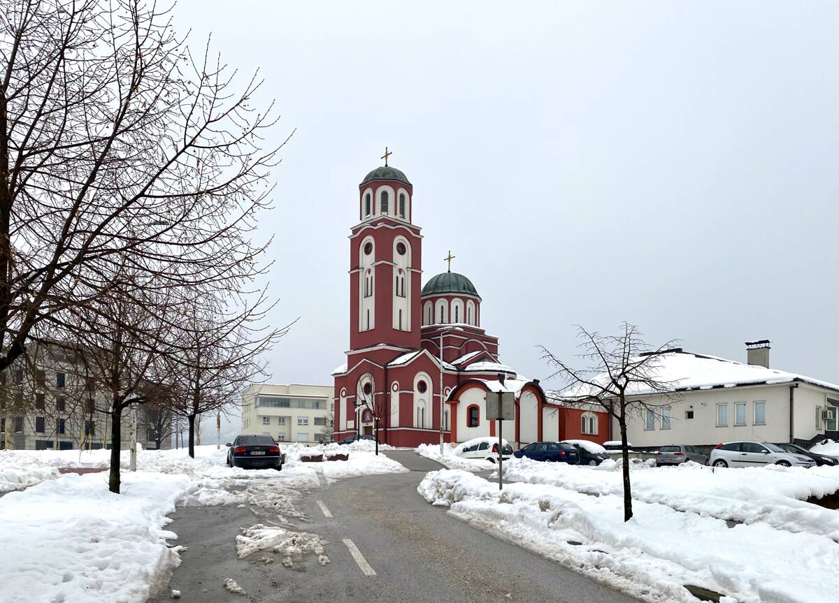 Сараево. Церковь Василия Острожского. фасады, Общий вид с юго-запада