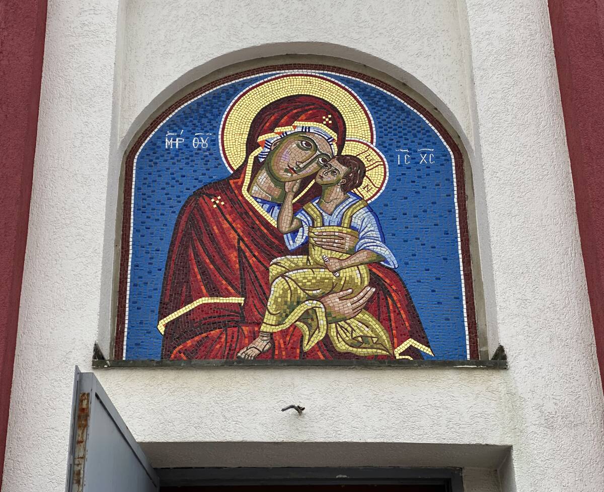 Сараево. Церковь Василия Острожского. дополнительная информация, Мозаичный образ Богоматери на северном фасаде