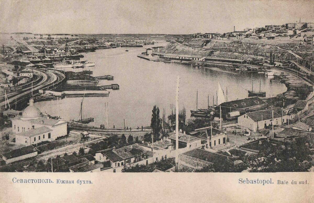 Церковь Феодосия Черниговского (старая), Севастополь (Ленинский район, г. Севастополь). архивная фотография, Дореволюционная открытка (судя по местоположению ж/д путей и изгибу бухты изображение отражено слева направо)