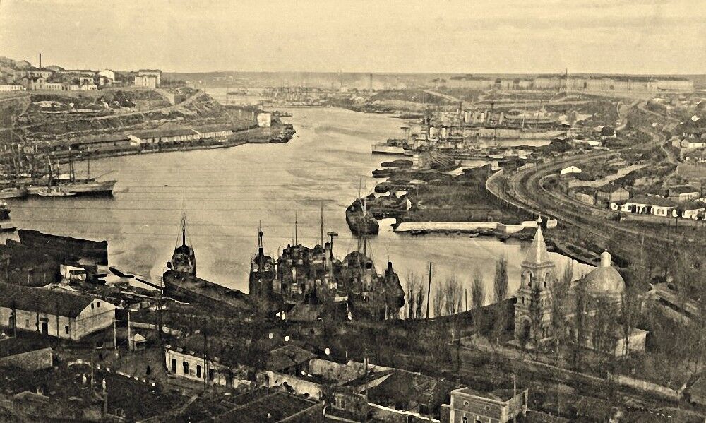 Церковь Феодосия Черниговского (старая), Севастополь (Ленинский район, г. Севастополь). архивная фотография, Фото после 1913 года (храм уже с колокольней) с сайта hersones.org