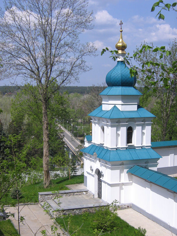 Святогорск. Успенская Святогорская лавра. Скит Антония и Феодосия Печерских.  Надвратная колокольня. фасады