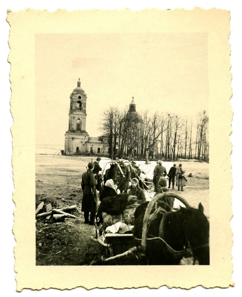 Церковь Вознесения Господня, Вознесенье (Угранский район, Смоленская область). архивная фотография, Храм в ландшафте села. Фото 1942 г. с аукциона e-bay.de
