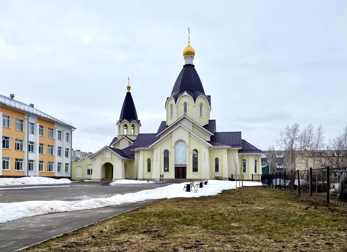 Дзержинск. Церковь Илии Пророка при православной гимназии. фасады, Вид с ул. Строителей