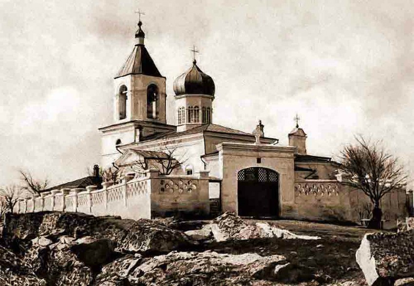 Георгиевский Катерлезский женский монастырь. Церковь Георгия Победоносца (старая), Войково (Катерлез) (Ленинский район, Республика Крым). архивная фотография, Георгиевская церковь. С северной стороны просматривается крест над придельной церковью в честь прп. Антония и Феодосия, Киево-Печерских угодников. с сайта http://kerch.com.ru/articleview.aspx?id=18927 