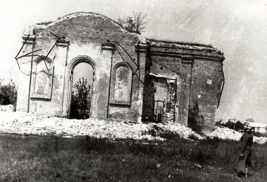 Церковь Пантелеимона Целителя (утраченная), Малая Белозерка (Васильевский район, Украина, Запорожская область). архивная фотография, Храм незадолго до сноса. Фото 1970-х годов из приходского архива