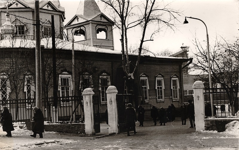 Церковь Вознесения Господня, Новосибирск (Новосибирск, город, Новосибирская область). архивная фотография, Главные ворота и северная сторона храма, вид с ул. Советской, 1970-е г.г. Источник: официальный сайт Вознесенского собора, http://vksnsk.ru