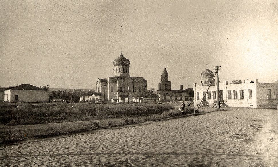 Храмовый комплекс. Собор Троицы Живоначальной и церковь Спаса Нерукотворного Образа, Богучар (Богучарский район, Воронежская область). архивная фотография, Частная коллекция. Фото 1940-х годов