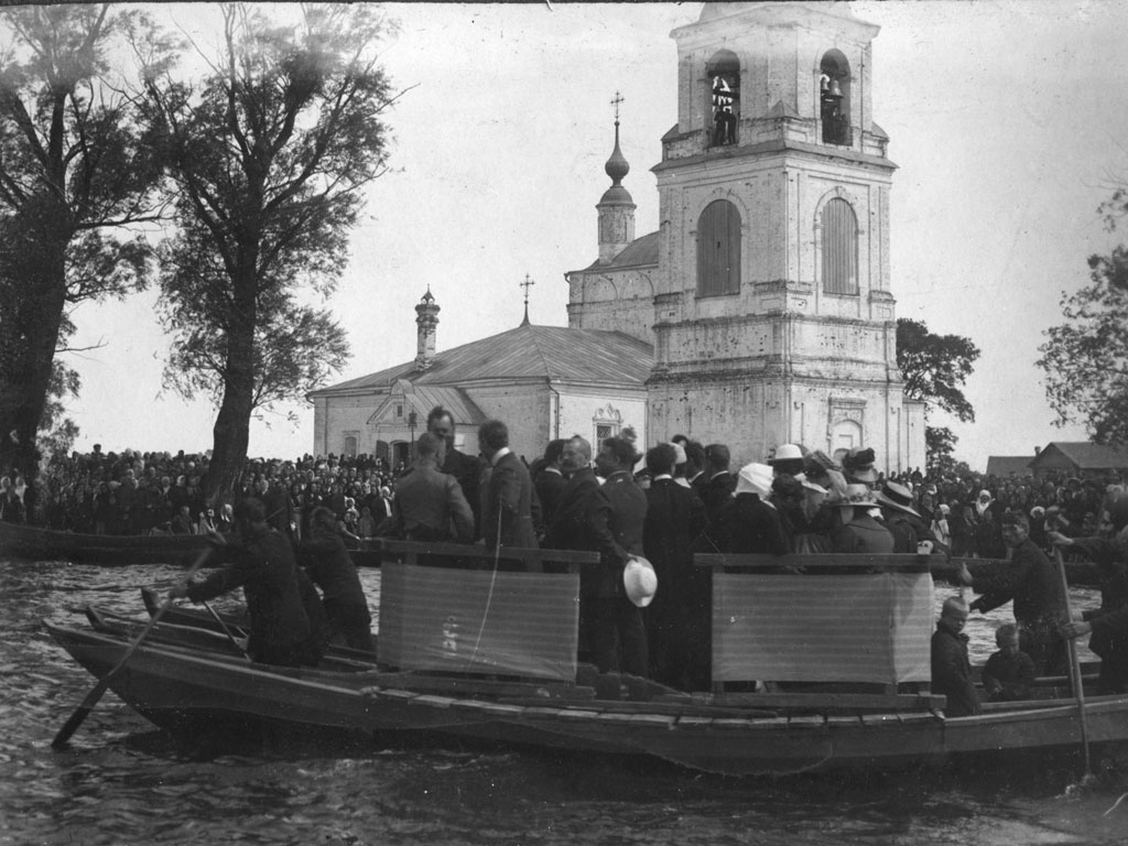 Церковь Введения во храм Пресвятой Богородицы, Переславль-Залесский (Переславский район и г. Переславль-Залесский, Ярославская область). архивная фотография, Шестое воскресенье после Пасхи. Праздник водосвятия в устье Трубежа у церкви. Фото конца XIX - начала ХХ в., 1895-1910 г.г.