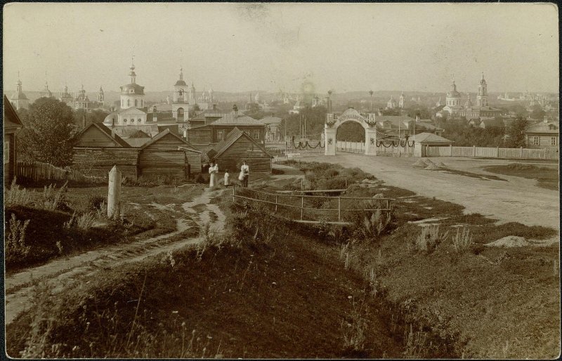 Церковь Иоанна Златоуста, Переславль-Залесский (Переславский район и г. Переславль-Залесский, Ярославская область). архивная фотография, Арка в честь приезда царской семьи. Церковь ближайшая к фотографу, левее арки