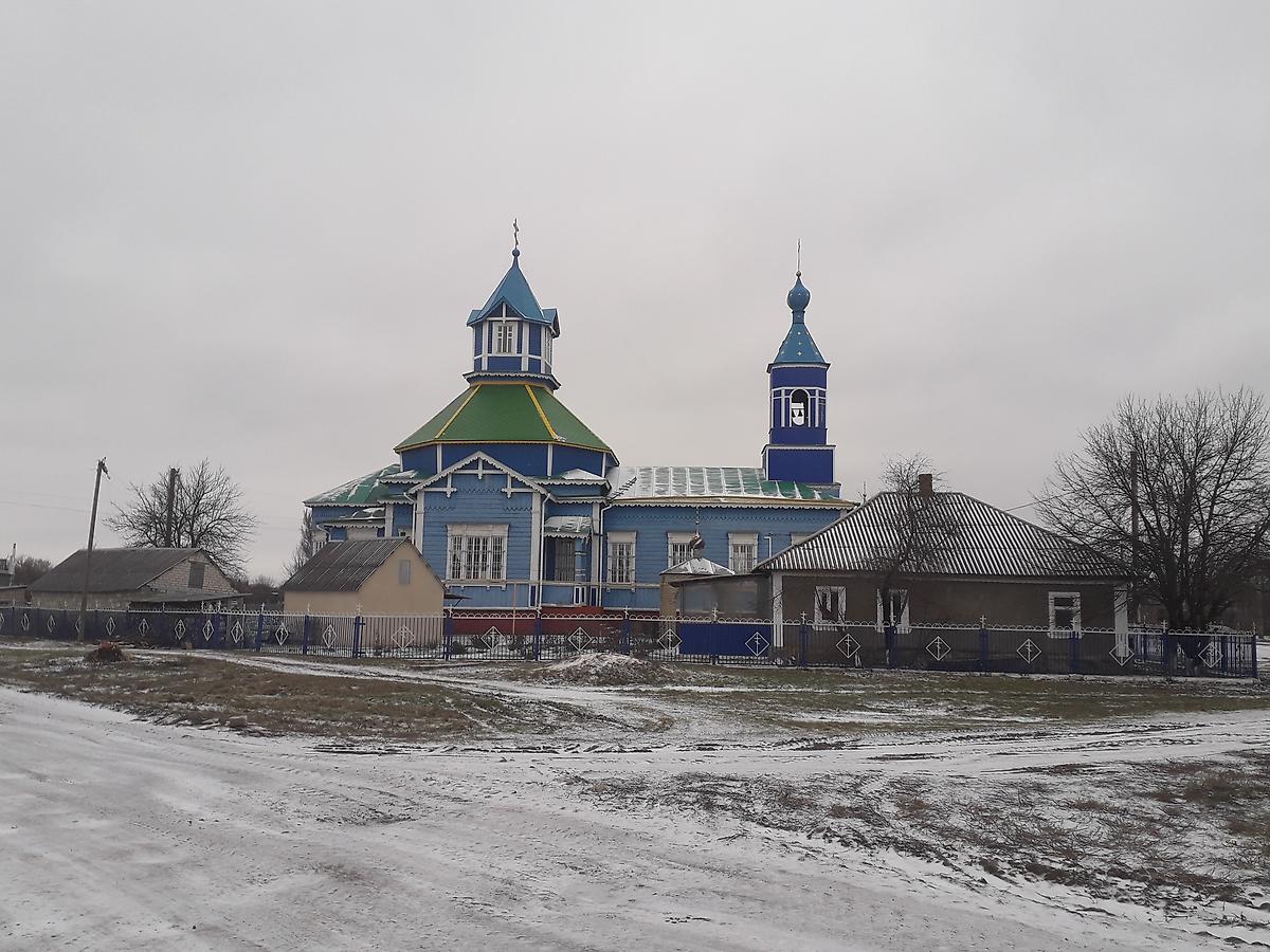 общий вид в ландшафте. Церковь Иоанна Богослова, Нижнетёплое (Станично-Луганский район, Украина, Луганская область)
