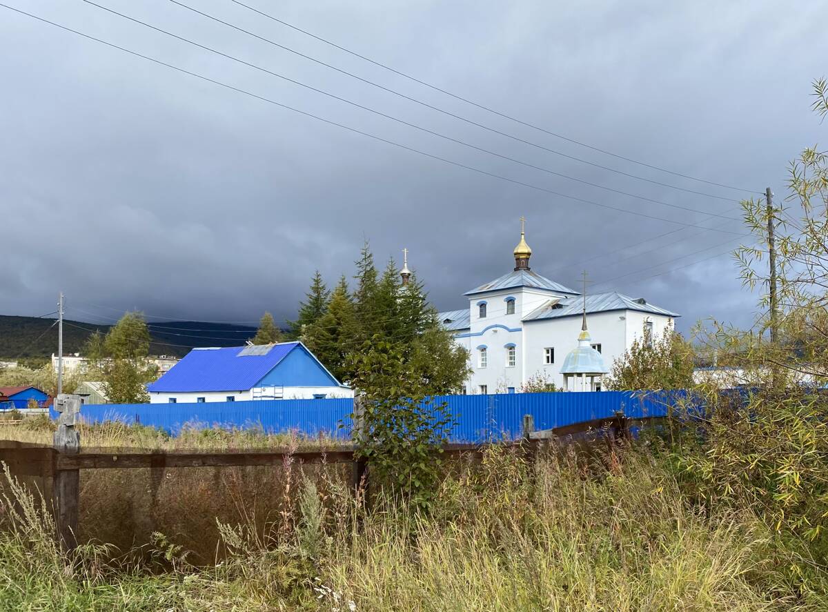 Покровский женский монастырь, Магадан (Магадан, город, Магаданская область). общий вид в ландшафте, Общий вид с юго-востока, слева молитвенный дом, справа церковь