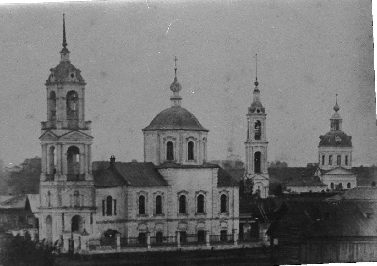 Богородицерождественская церковь слева. Начало XX века., архивная фотография. Церковь Рождества Пресвятой Богородицы, Переславль-Залесский (Переславский район и г. Переславль-Залесский, Ярославская область)
