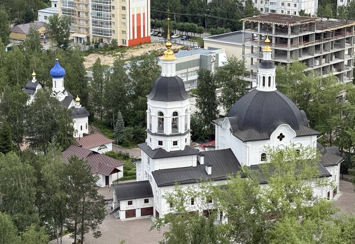 Церковь Веры, Надежды, Любови и матери их Софии, Сургут (Сургутский район и г. Сургут, Ханты-Мансийский автономный округ). общий вид в ландшафте, Слева Скорбященская церковь