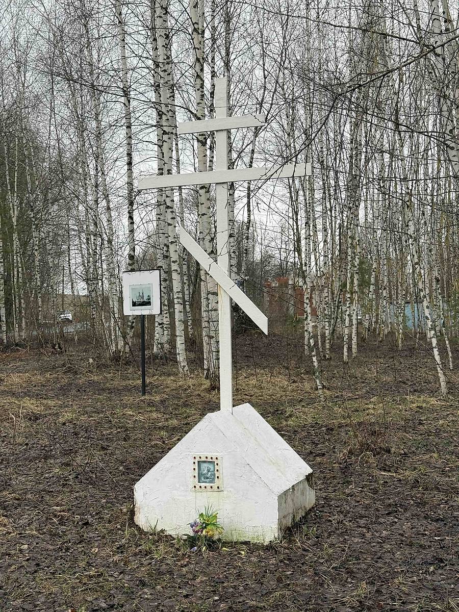 общий вид в ландшафте. Церковь Воздвижения Креста Господня, Липовицы (Павловский район, Нижегородская область)