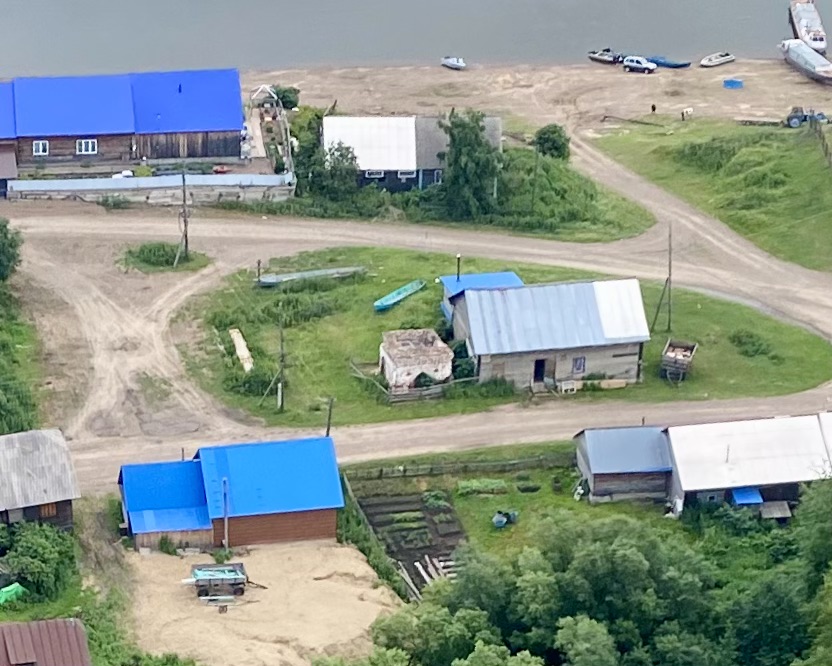 Притвор храма в центре снимка. Вид на Енисей, общий вид в ландшафте. Церковь Троицы Живоначальной, Ворогово (Дубческое) (Туруханский район, Красноярский край)