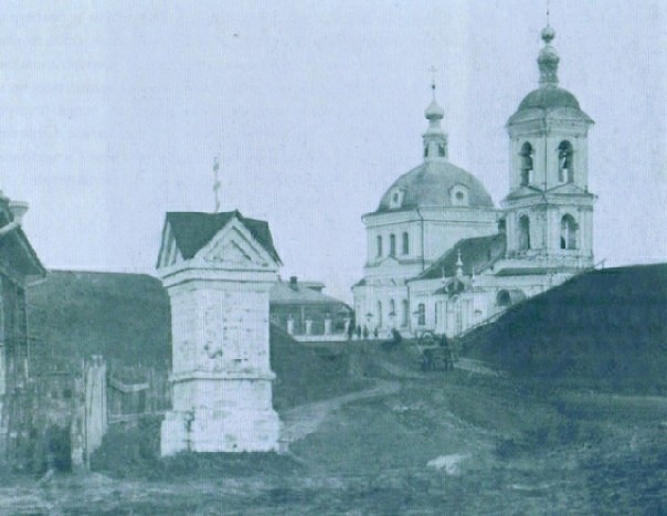 Церковь Рождества Христова, Переславль-Залесский (Переславский район и г. Переславль-Залесский, Ярославская область). архивная фотография, Церковь и один из столбов Тохтамыша, стоявших на ул. Знаменской и Рождественской, ныне - Проездной. Фото 1915 г.