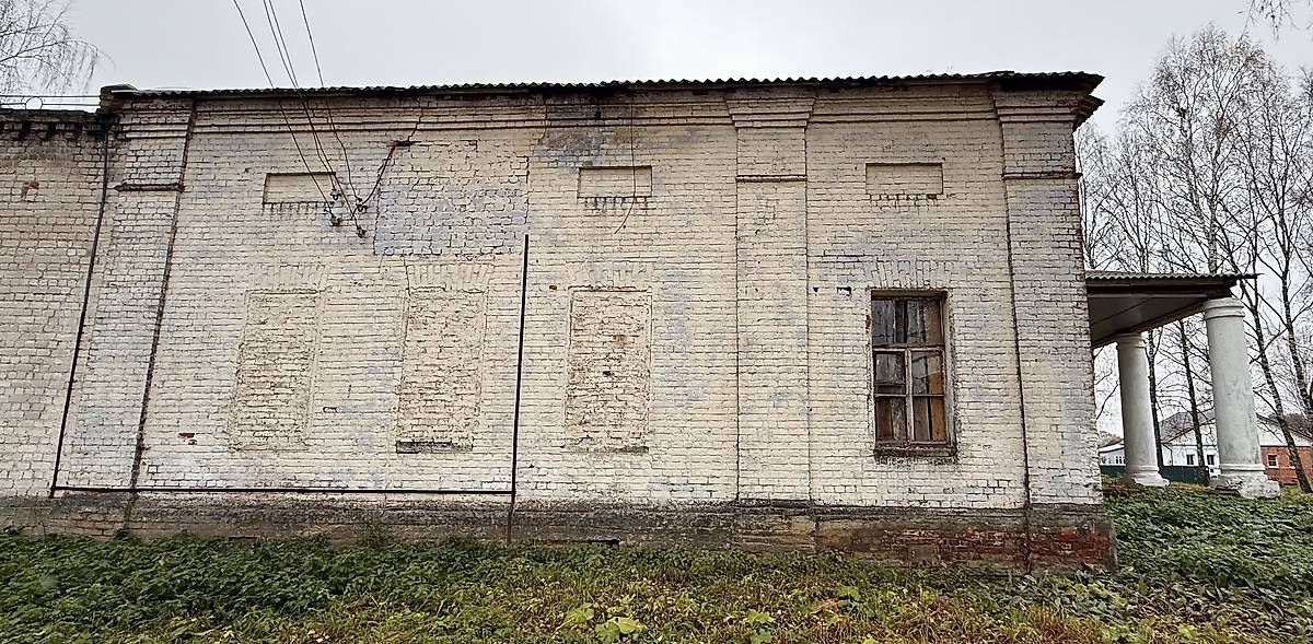 Хорошо виден сохранившийся первый ярус храма, фасады. Церковь Михаила Архангела, Плещеево (Гаврилов-Ямский район, Ярославская область)