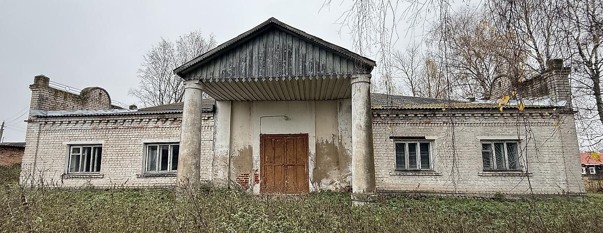 Вид с запада. В центральной части виден красный кирпич из-под осыпавшейся штукатурки — это первый ярус колокольни, фасады. Церковь Михаила Архангела, Плещеево (Гаврилов-Ямский район, Ярославская область)