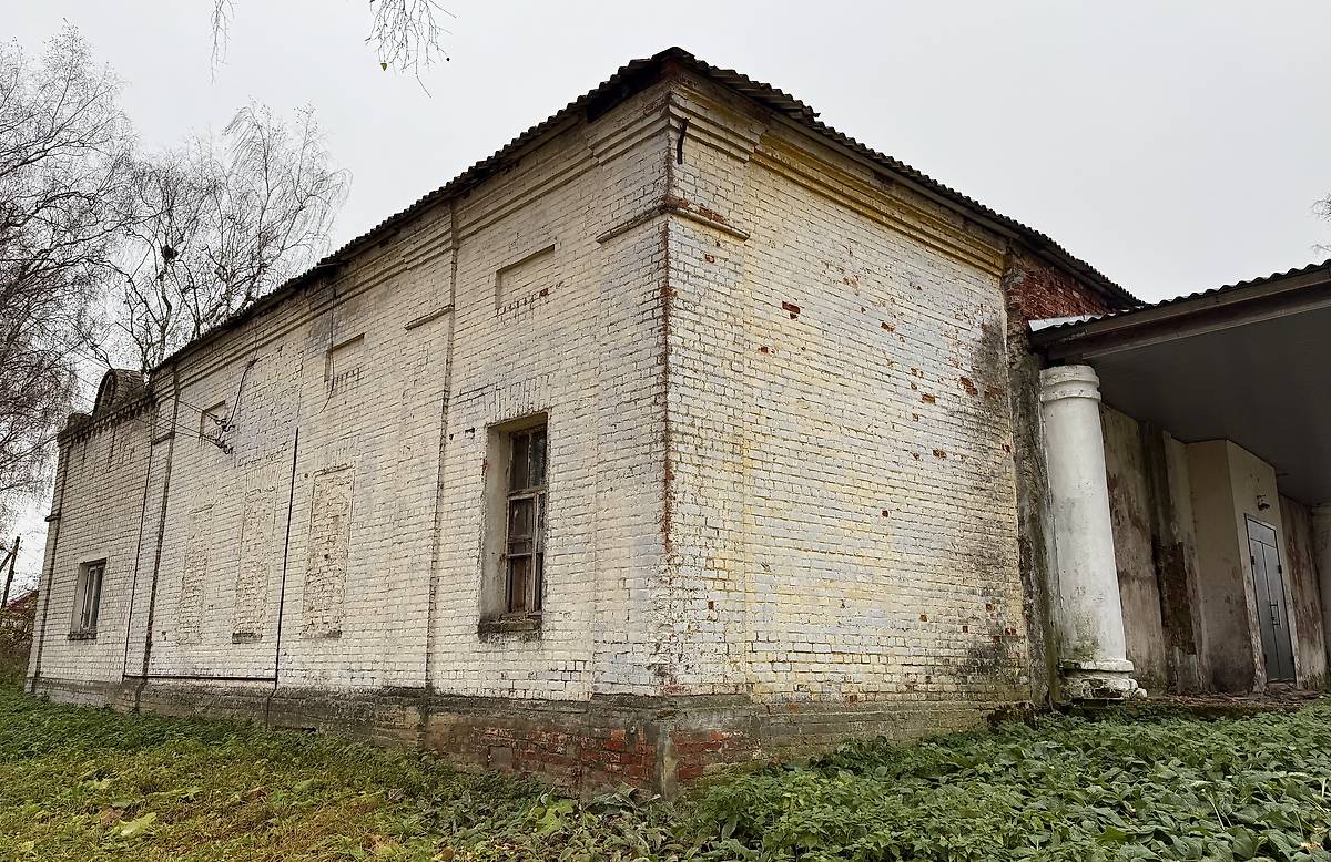Вид с юго-востока. Здесь хорошо видны подлинные стены храма, фасады. Церковь Михаила Архангела, Плещеево (Гаврилов-Ямский район, Ярославская область)