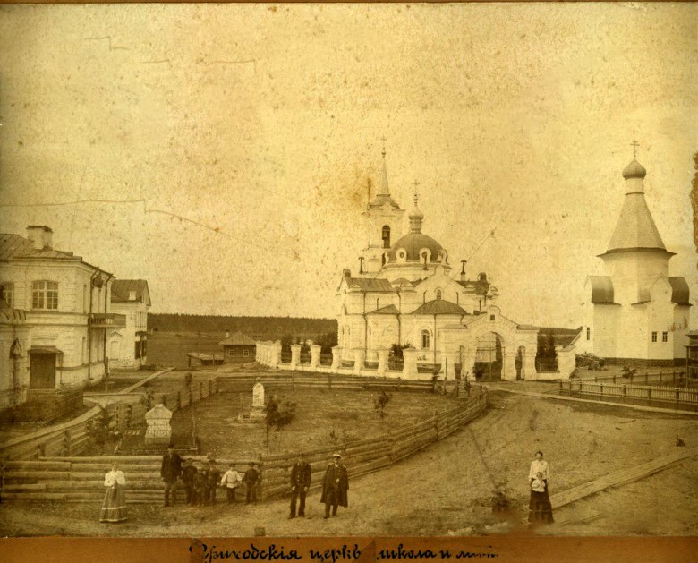 Храмовый комплекс. Церкви Введения во храм Пресвятой Богородицы и Николая Чудотворца, Сура (Пинежский район, Архангельская область). архивная фотография, Справа Введенская церковь. Частная коллекция. Фото 1891 г.