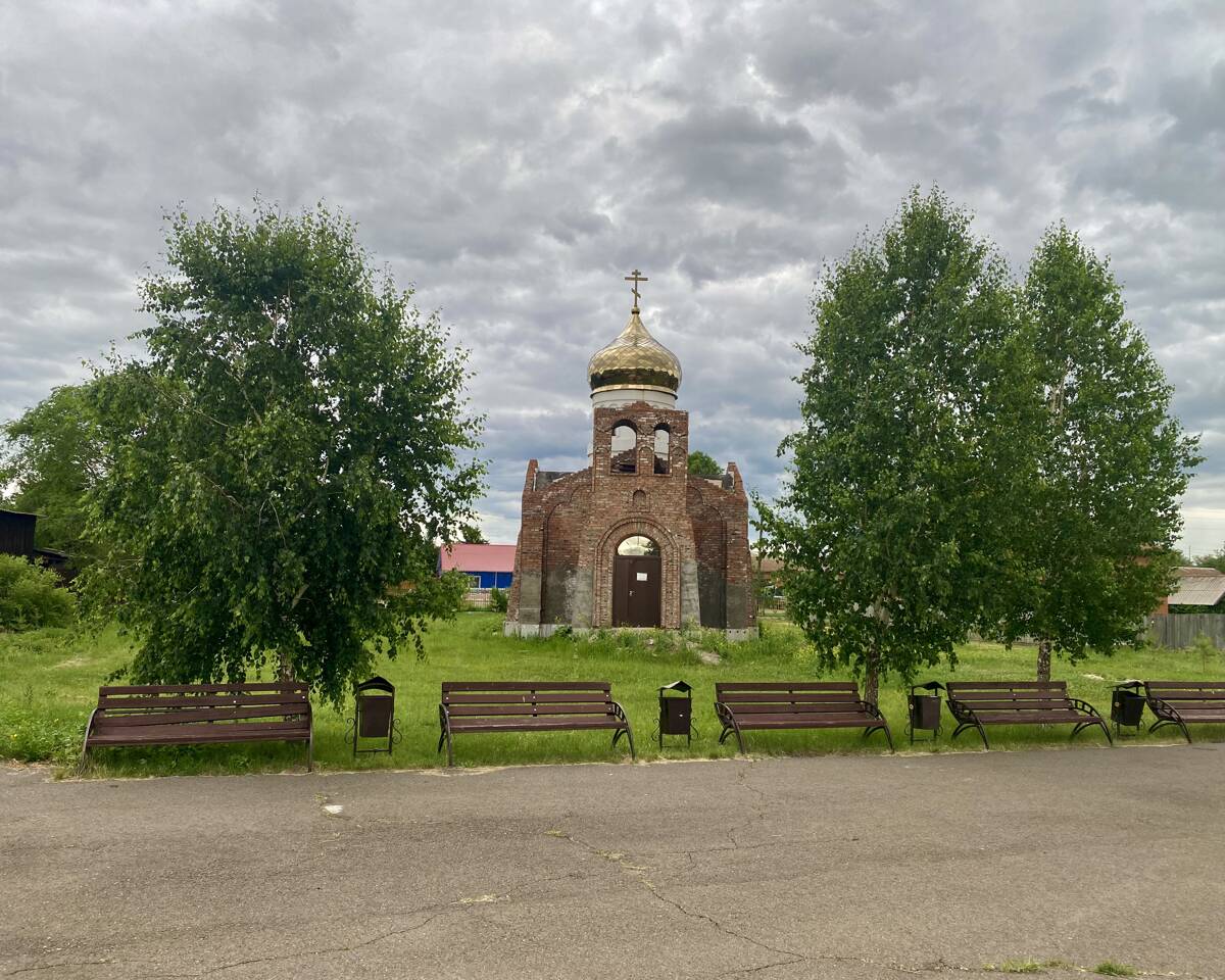 Церковь Василия Великого (строящаяся), Подсинее (Алтайский район, Республика Хакасия). дополнительная информация, Вид от мемориала в парке