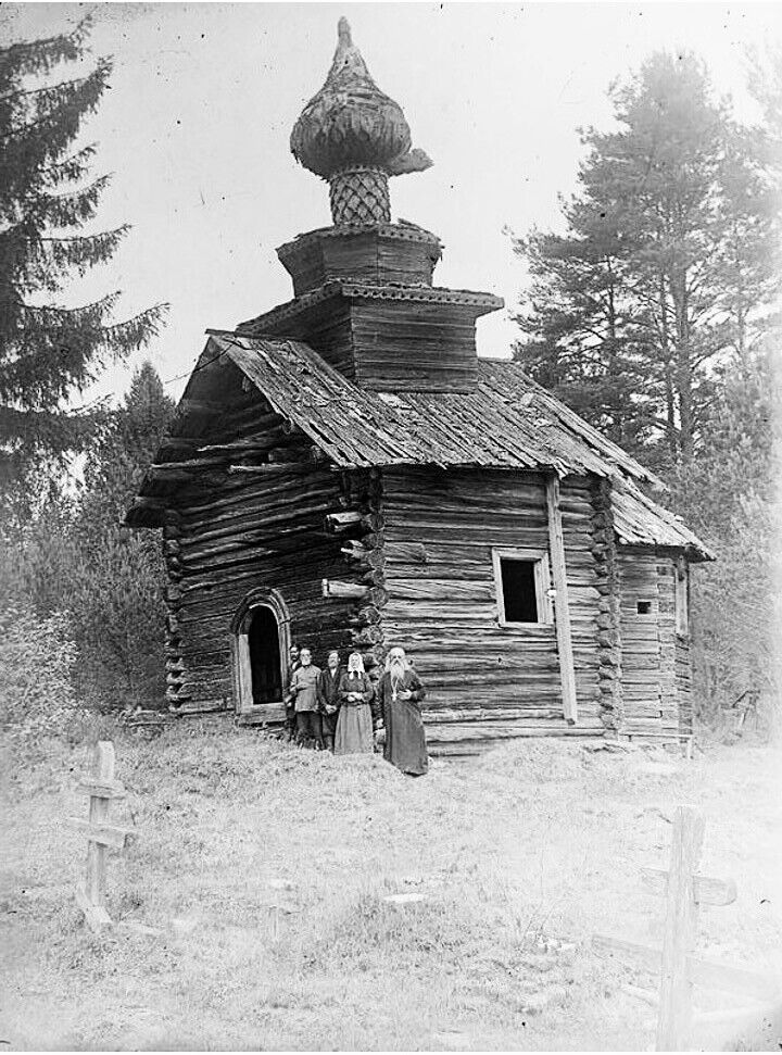 Церковь Казанской иконы Божией Матери, Турпал (Кадуйский район, Вологодская область). архивная фотография, Священник Владимир Тимофеев с прихожанами у церкви. Фото Макарова Владимира Кузьмича 1929 г. из фондов Череповецкого музея. (ГК № 51554854)