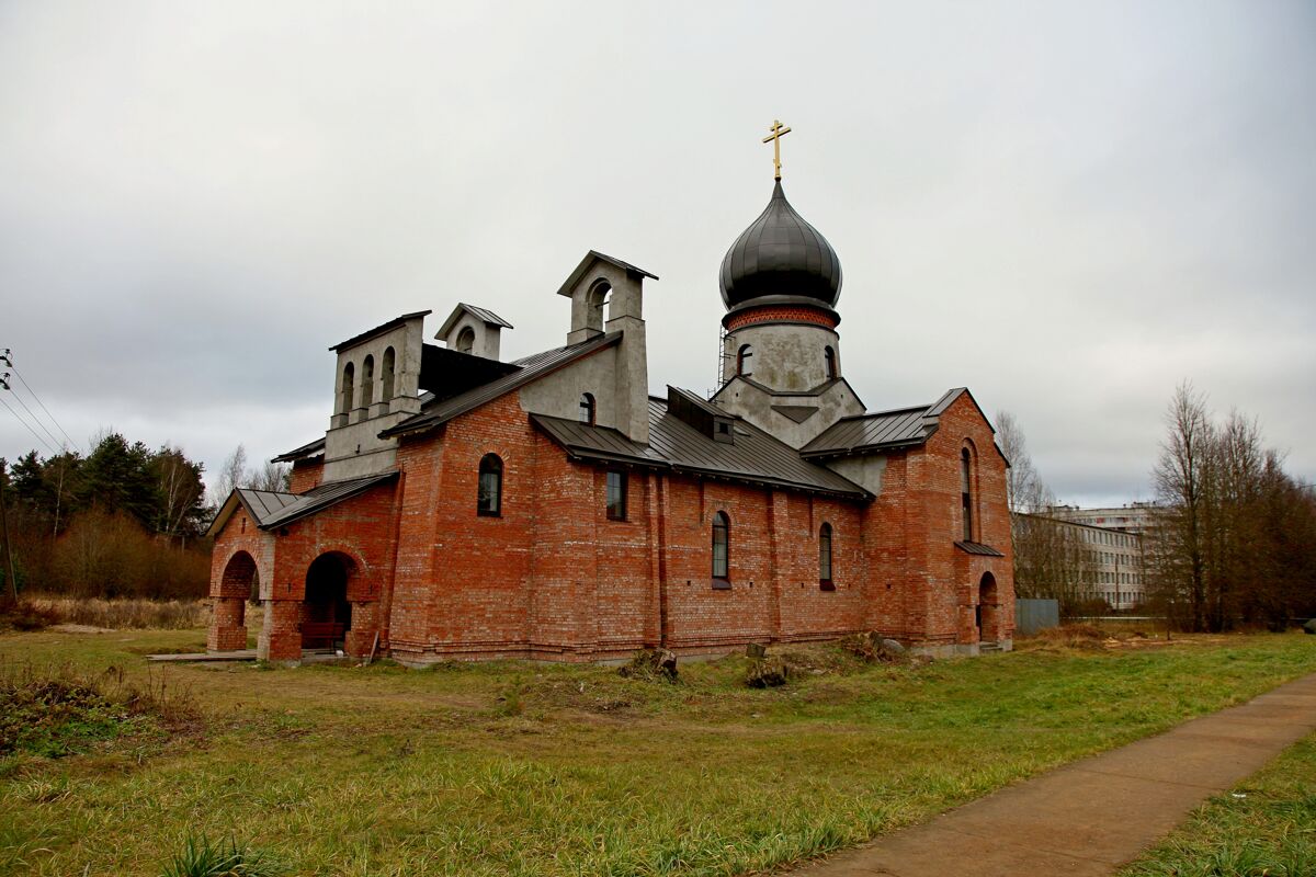 Церковь Ксении Петербургской (новая), Приладожский (Кировский район, Ленинградская область). фасады, Вид с боку и спереди