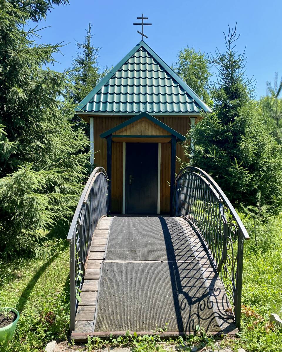 Часовня Петра и Февронии, Курагино (Курагинский район, Красноярский край). фасады, Вид с запада. К часовне идет мостик