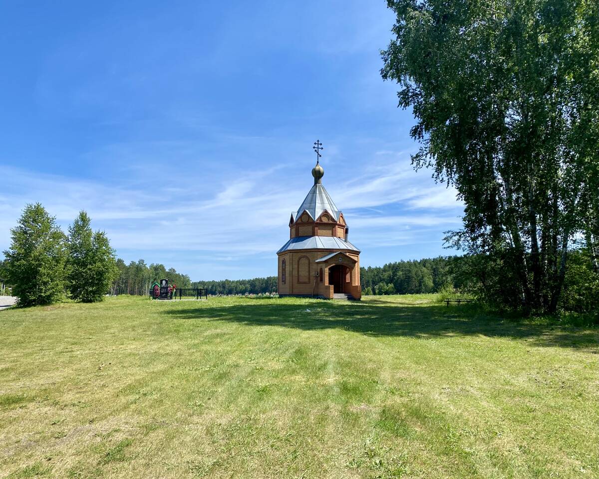 Неизвестная часовня, Шушенское (Шушенский район, Красноярский край). фасады, Вид со входа на кладбище