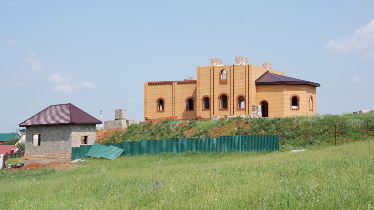 Церковь Иоанна Кронштадтского (строящаяся), Ишимбай (Ишимбайский район, Республика Башкортостан). общий вид в ландшафте, вид с юго-западной стороны