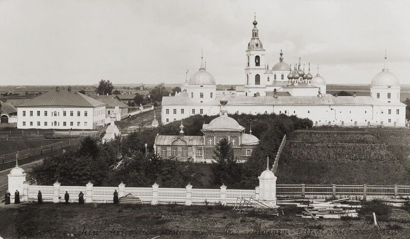 Мологский Афанасьевский монастырь.Церковь Усекновения главы Иоанна Предтечи, Молога (акватория Рыбинского водохранилища) (Рыбинский район, Ярославская область). архивная фотография, Вид Афанасьевского монастыря в Мологе. Дата съемки: 1895 - 1904. Церковь Усекновения главы Иоанна Предтечи на переднем плане. https://russiainphoto.ru/photos/51964/?ysclid=lyn9wo8c9l357725143