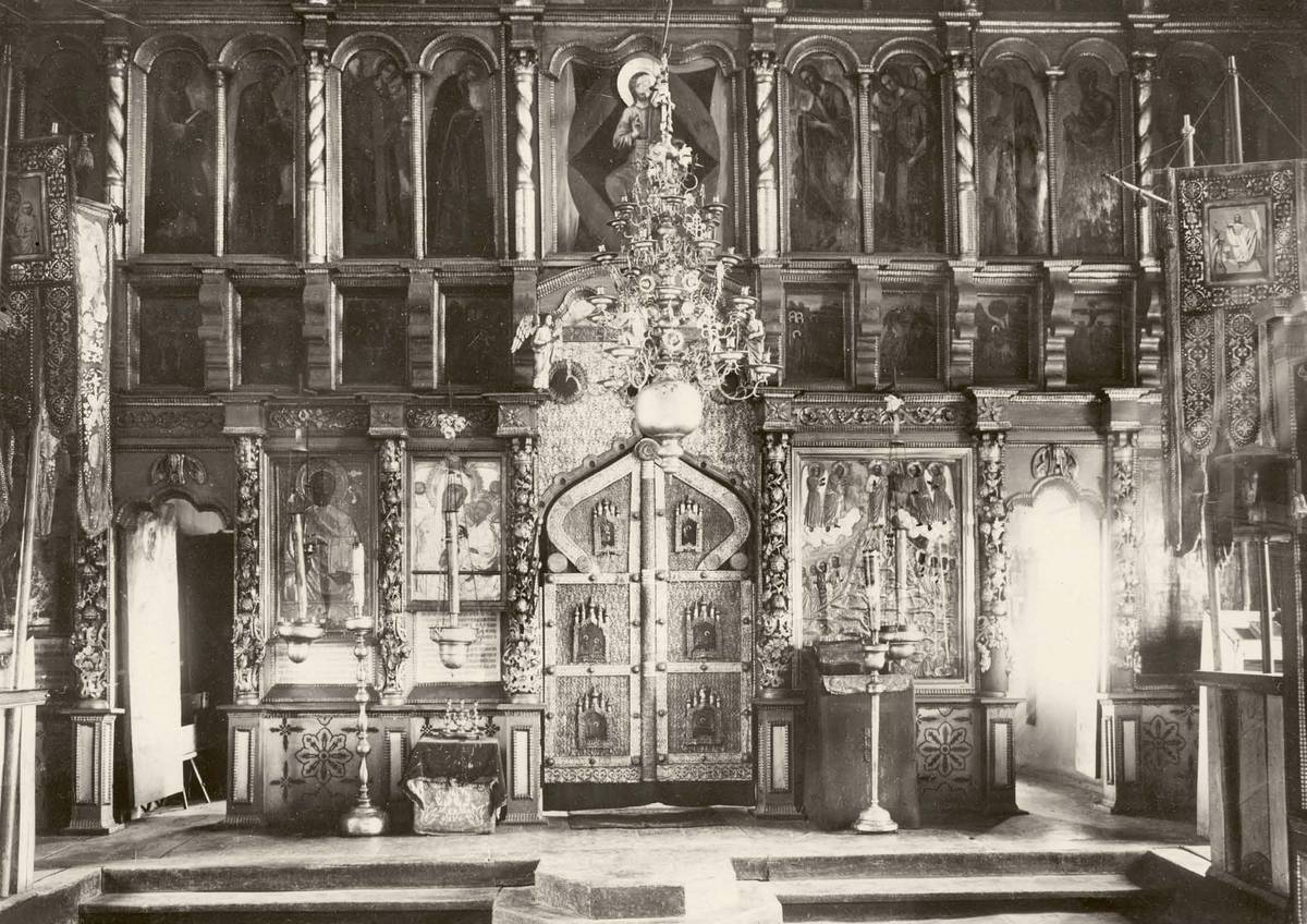 Интерьер. Иконостас. Фото В. И. Равдоникаса 1920-х гг., архивная фотография. Церковь Преображения Господня, Шугозеро (Тихвинский район, Ленинградская область)