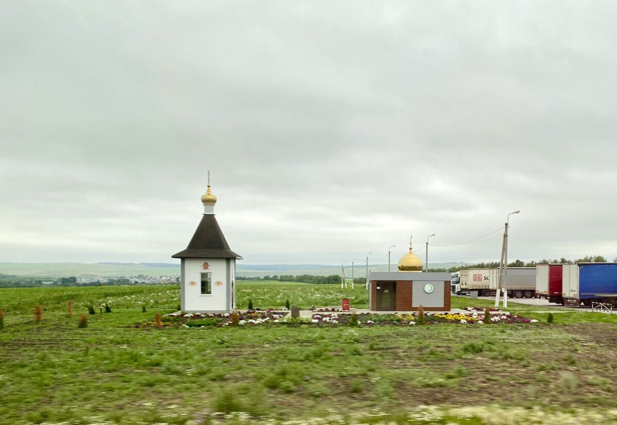 Часовня Казанской иконы Божией Матери (?), Трасса М5, 1169-й километр (Камышлинский район, Самарская область). общий вид в ландшафте, Вид с трассы, справа от часовни мусульманская молельная комната