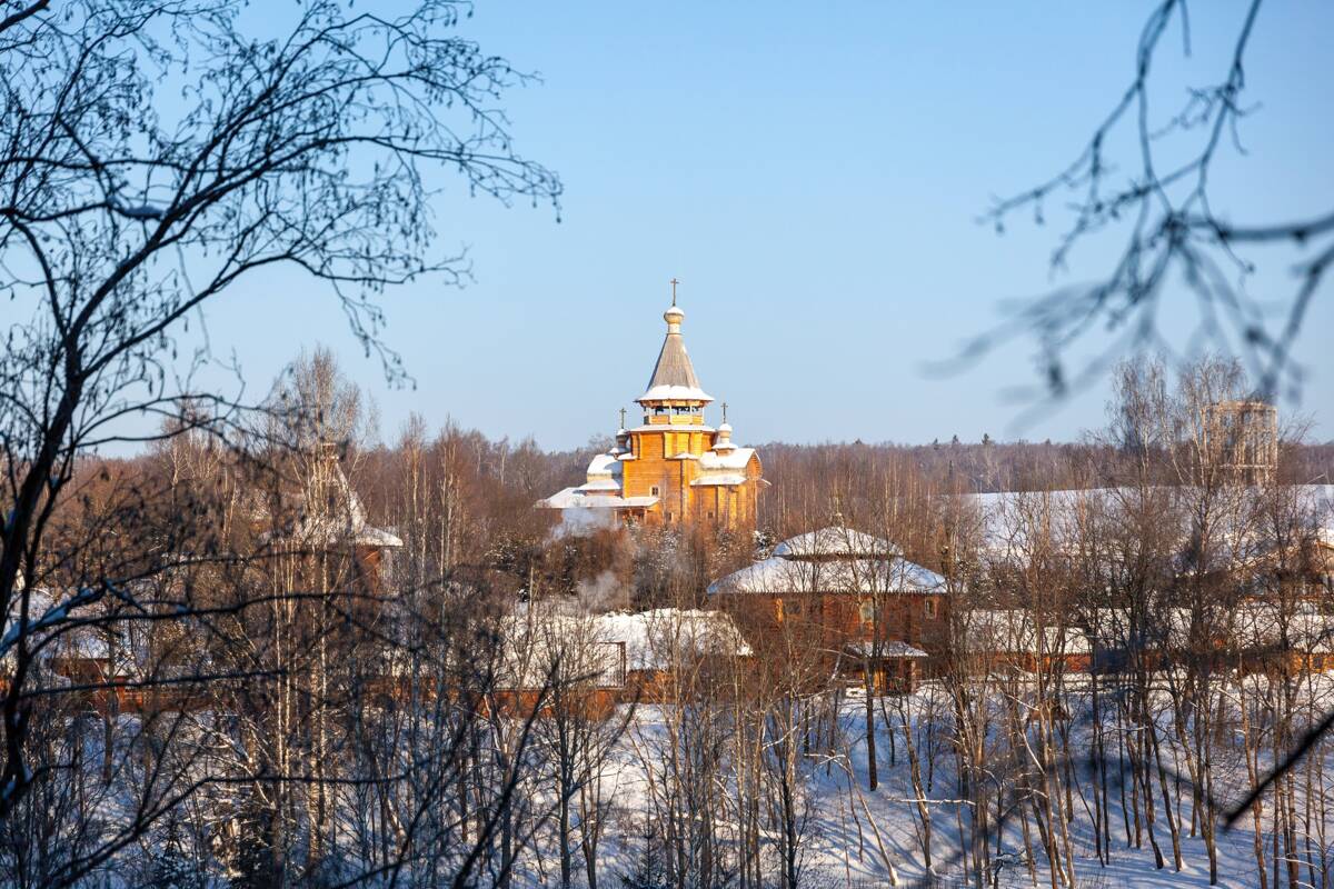 Церковь Сергия Радонежского (новая), Гремячий ключ, урочище (Сергиево-Посадский городской округ, Московская область). общий вид в ландшафте