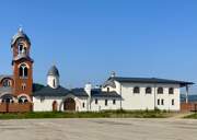 Домовая церковь Георгия Победоносца, Церковь справа, в центре святые ворота, слева колокольня собора<br>, Находка, Находка, город, Приморский край