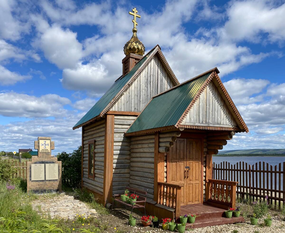 Часовня Петра и Павла, Тит-Ары (Хангаласский район, Республика Саха (Якутия)). фасады, Часовня и памятник участникам Первой Мировой войны