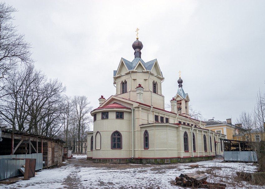 Церковь Спиридона Тримифунтского в Ораниенбауме (новая), Ломоносов (Санкт-Петербург, Петродворцовый район, г. Санкт-Петербург). фасады, \Вид с северо-восточной стороны.