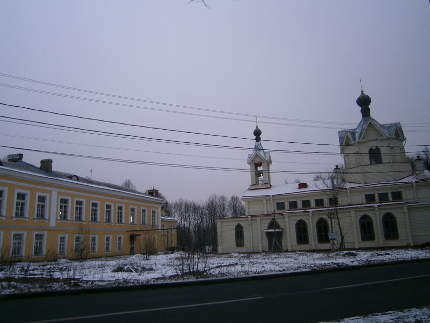 Церковь Спиридона Тримифунтского в Ораниенбауме (новая), Ломоносов (Санкт-Петербург, Петродворцовый район, г. Санкт-Петербург). дополнительная информация, Вид с севера. Слева здание матросского клуба, где действует временный храм