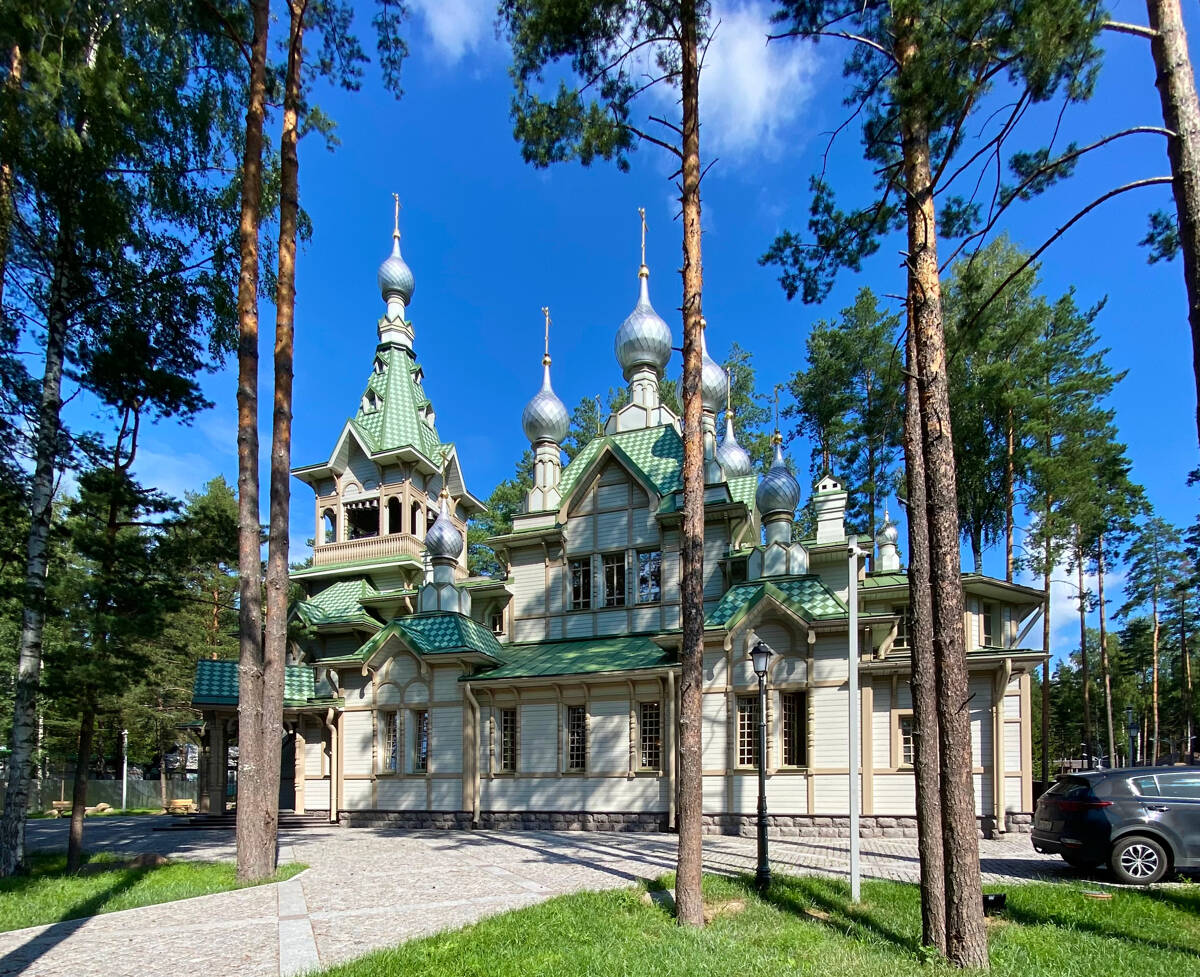 Церковь Сошествия Святого Духа в Комарове (новая), Комарово (Санкт-Петербург, Курортный район, г. Санкт-Петербург). общий вид в ландшафте, Вид с юго-востока